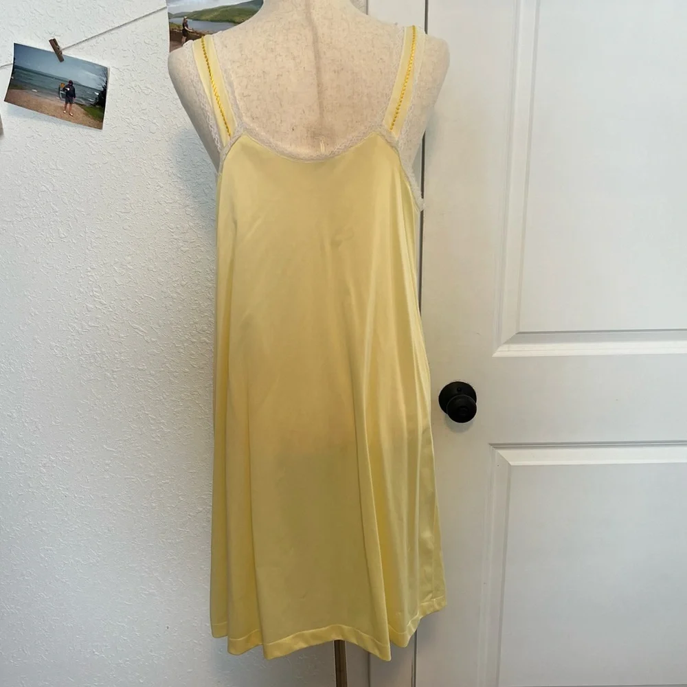 VNTG 70s Butter Yellow Embroidered Daisy Nightgown - Picture 5 of 6
